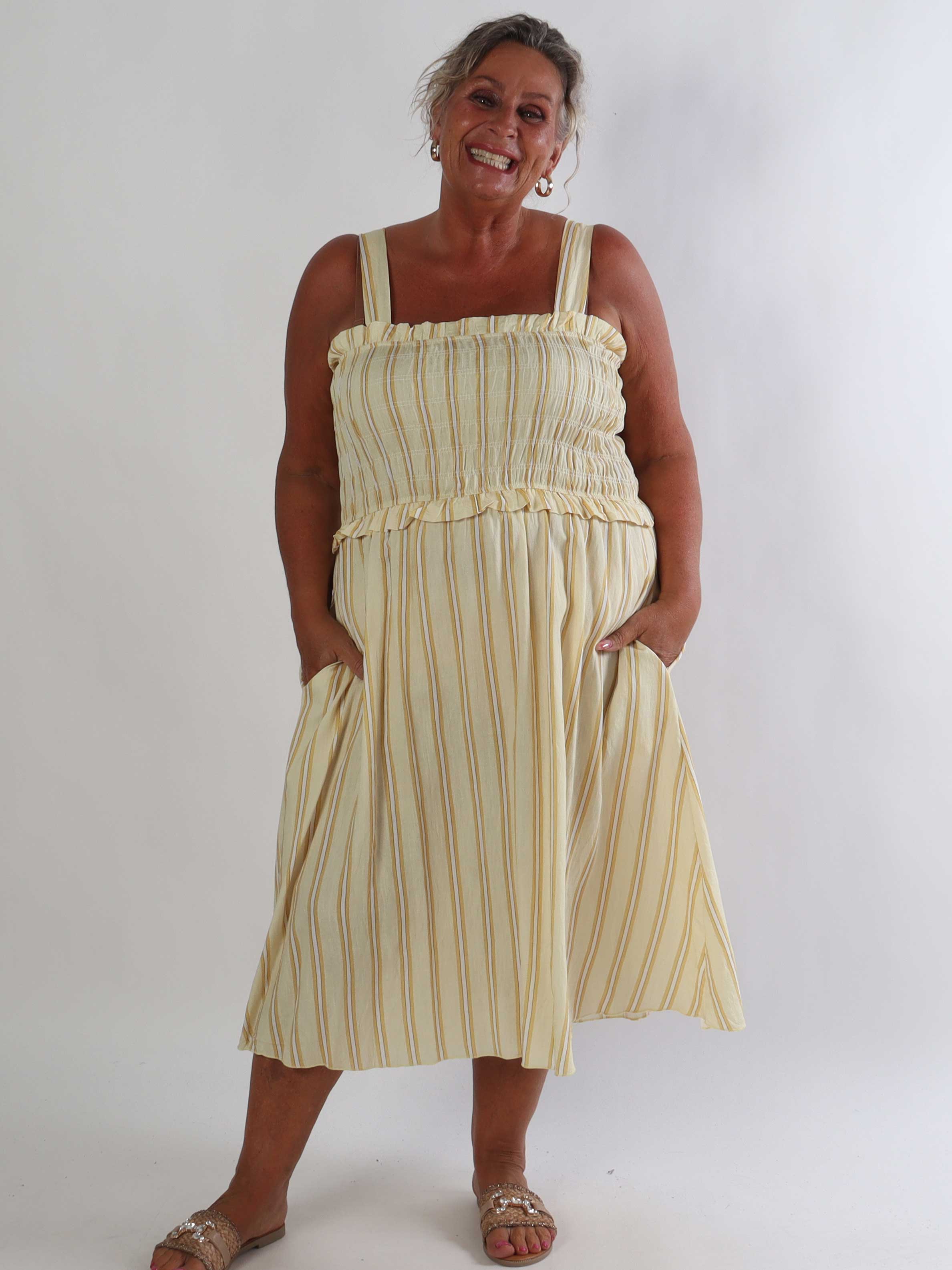 Marisol Stripe - Randig plus size sommarklänning i viskos med smock över bröstet
